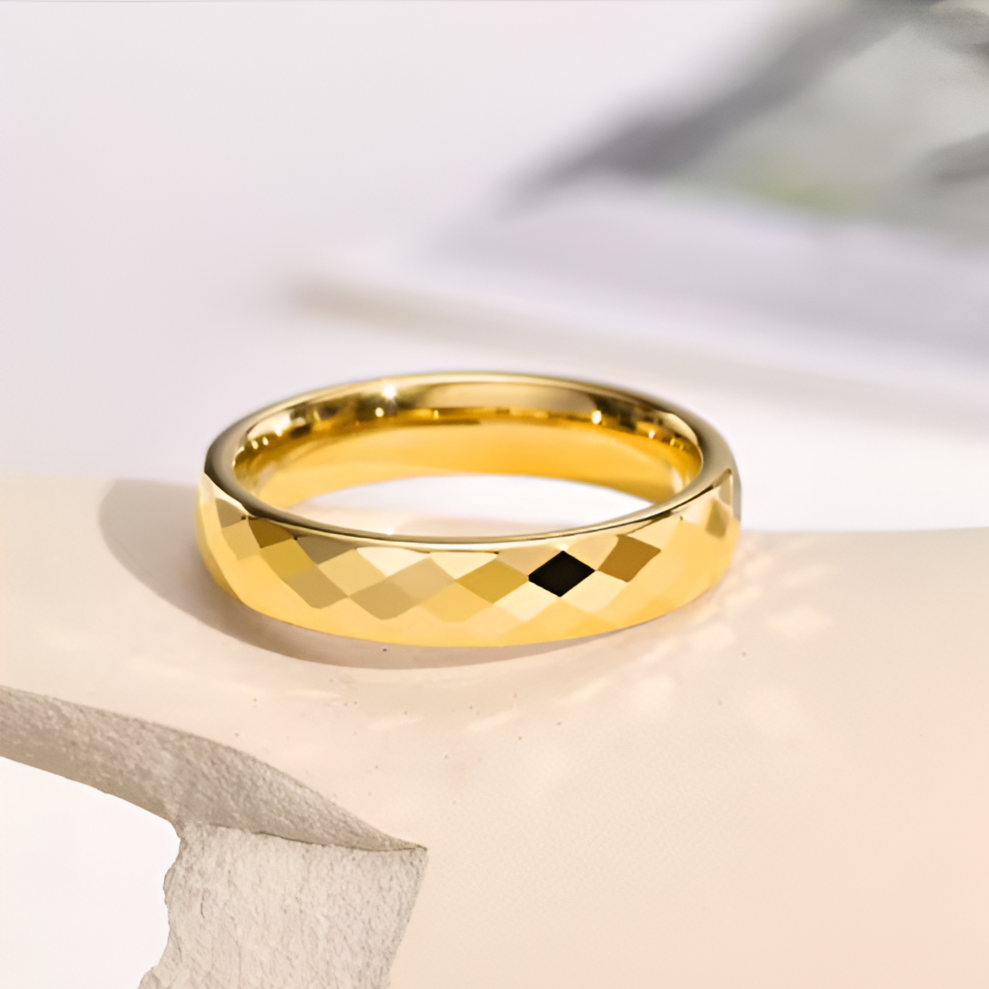 BAGUE FACETTÉE LUMIÈRE DORÉE 4MM