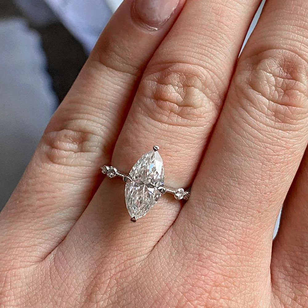 BAGUE DIAMANT OVALE EN ARGENT