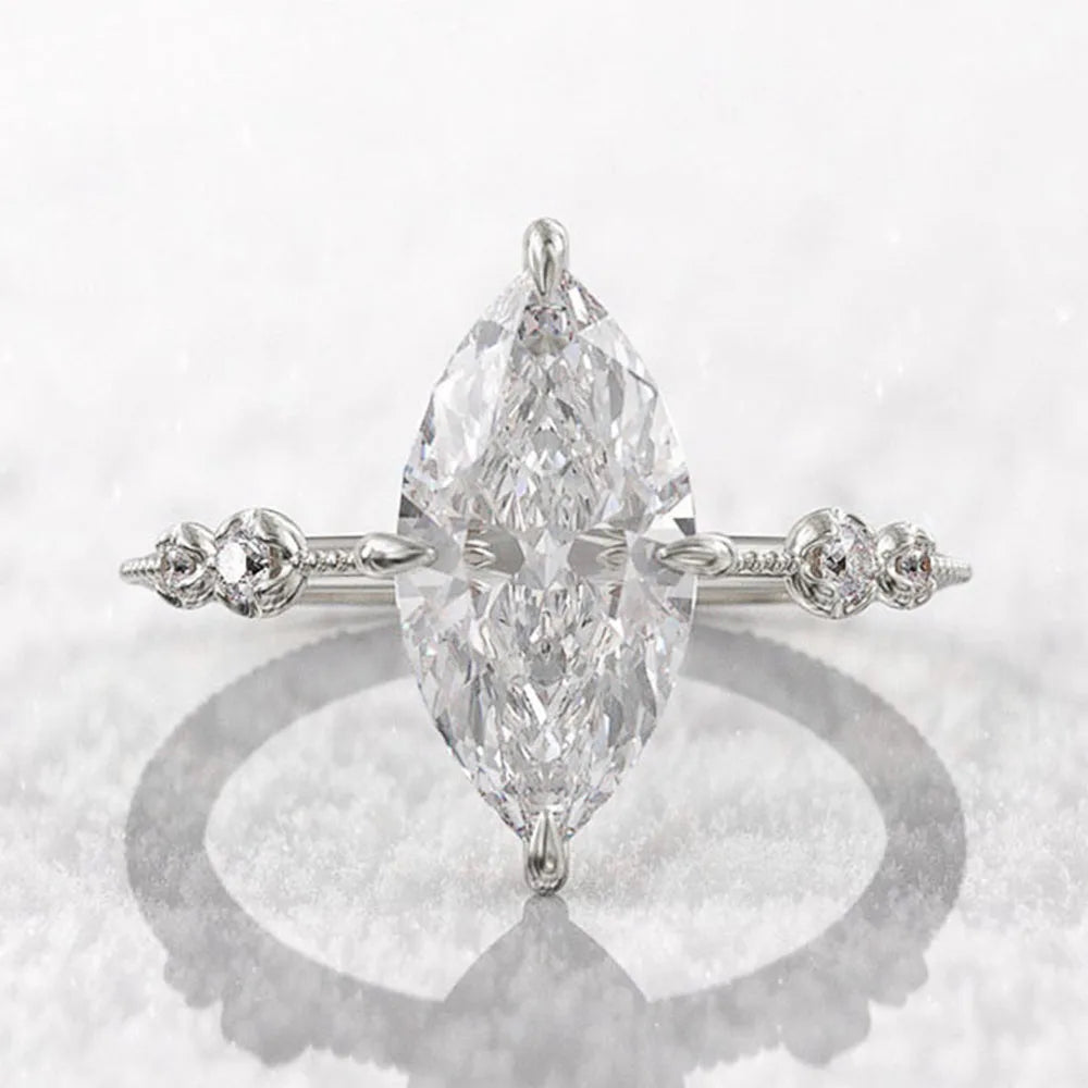 BAGUE DIAMANT OVALE EN ARGENT