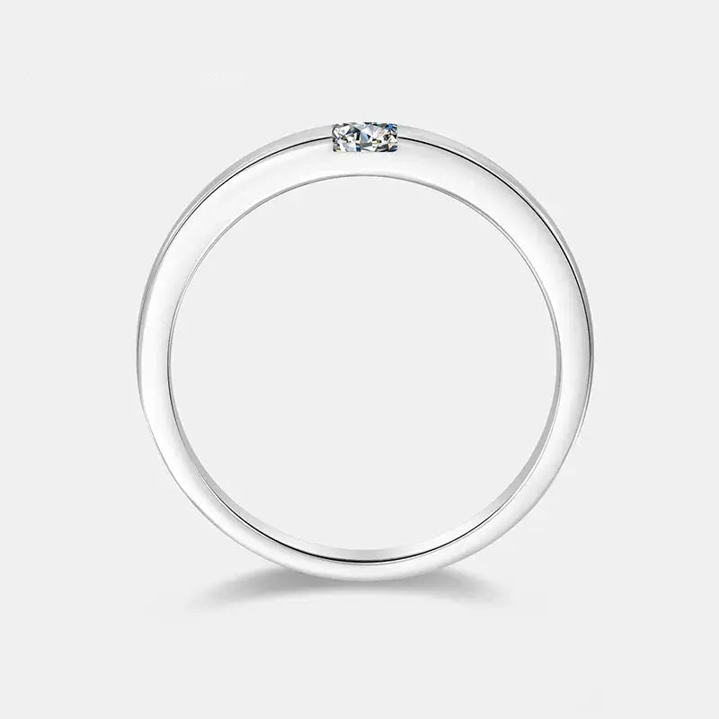 Alliance en or blanc et diamant synthétique vue latérale.