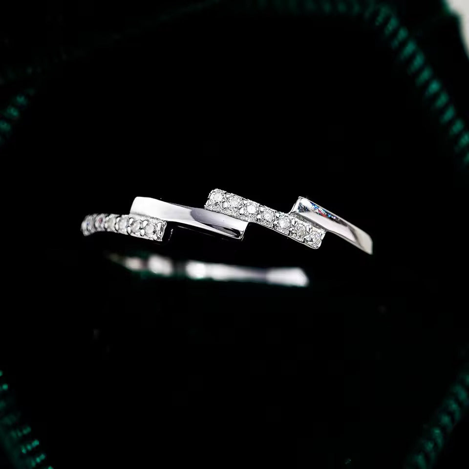 Alliance asymétrique en acier inoxydable et or blanc sertie d'oxydes de zirconium vue du dessus.