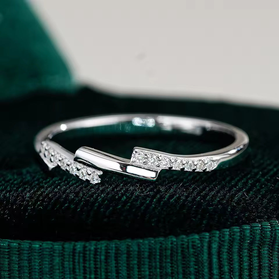 Alliance asymétrique en acier inoxydable et or blanc sertie d'oxydes de zirconium vue de face.