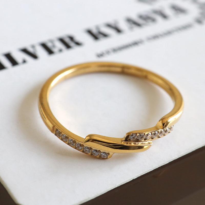 Alliance asymétrique en acier doré et oxydes de zirconium à plat.