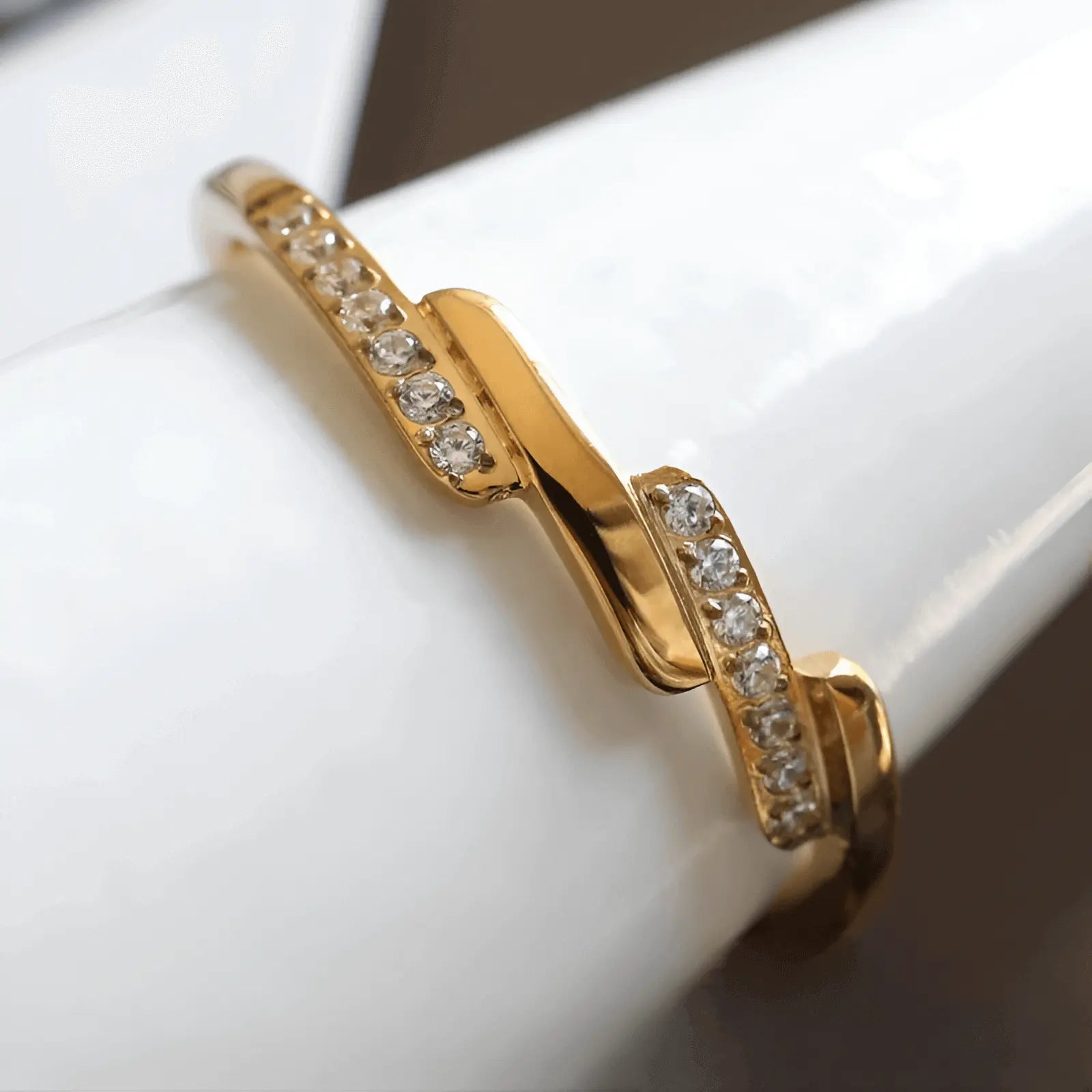 Alliance asymétrique en acier doré et oxydes de zirconium porté par un cône.