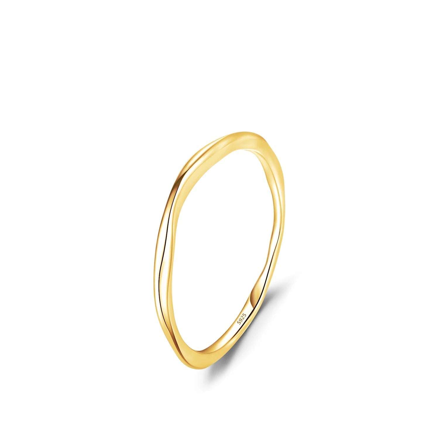 Alliance courbée en or jaune sur fond blanc.
