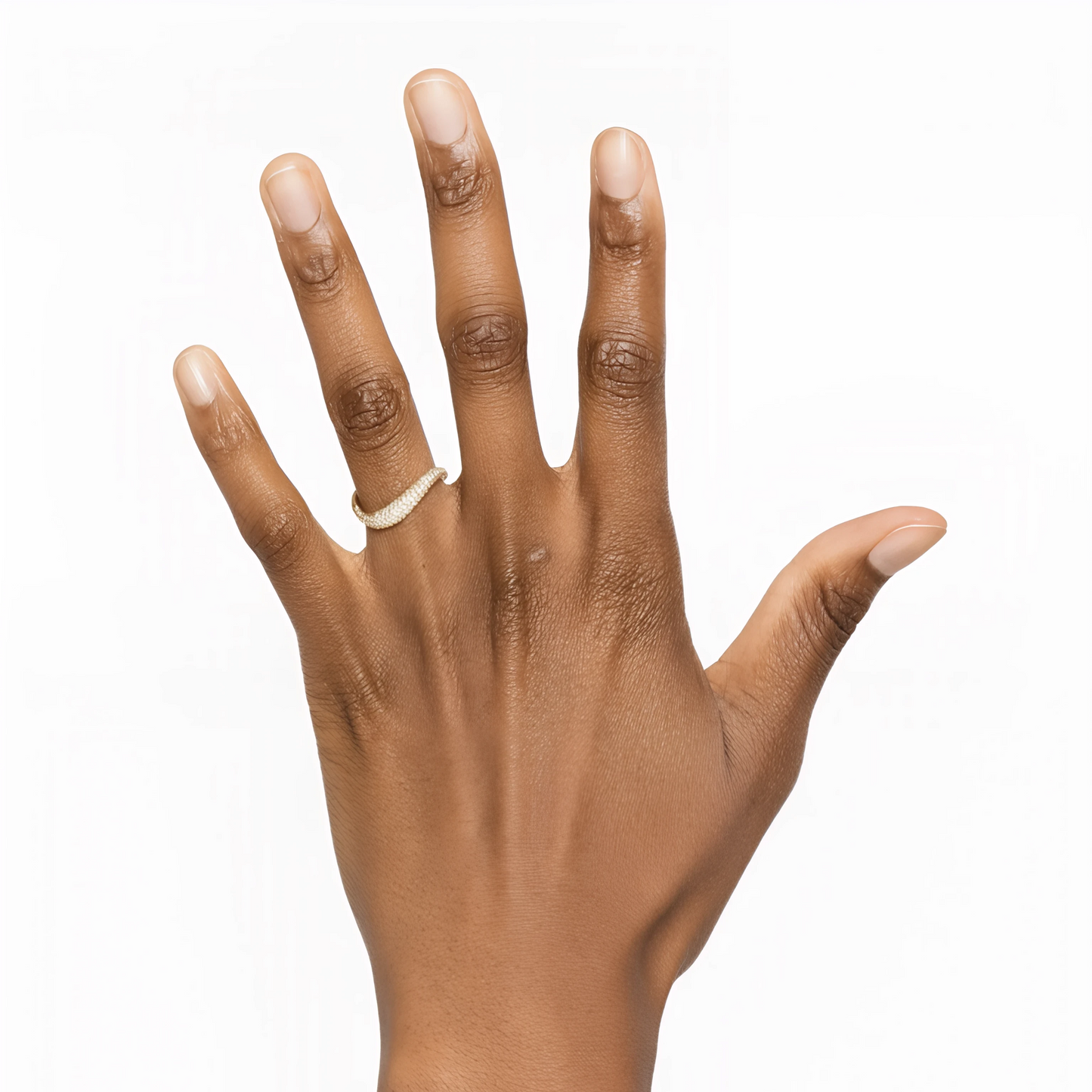 Main de femme portant au doigt une alliance Courbée Sertie de Diamants en or jaune.