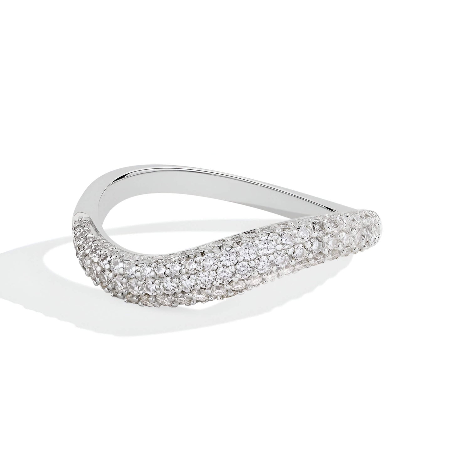 Alliance courbée en or blanc et diamants synthétiques vue de face.