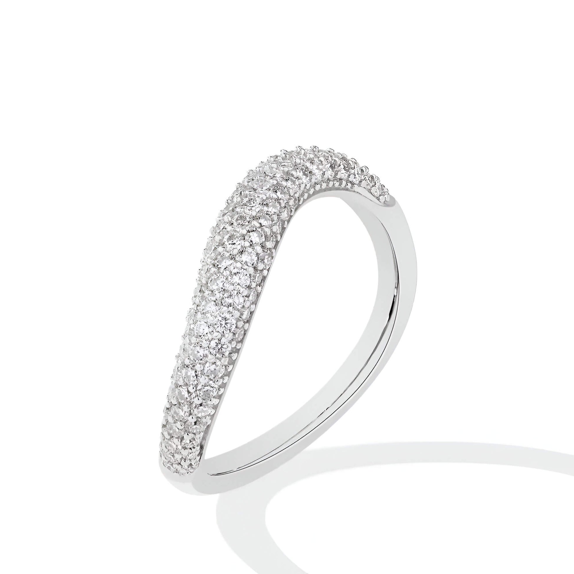 Alliance courbée en or blanc et diamants synthétiques sur fond blanc.