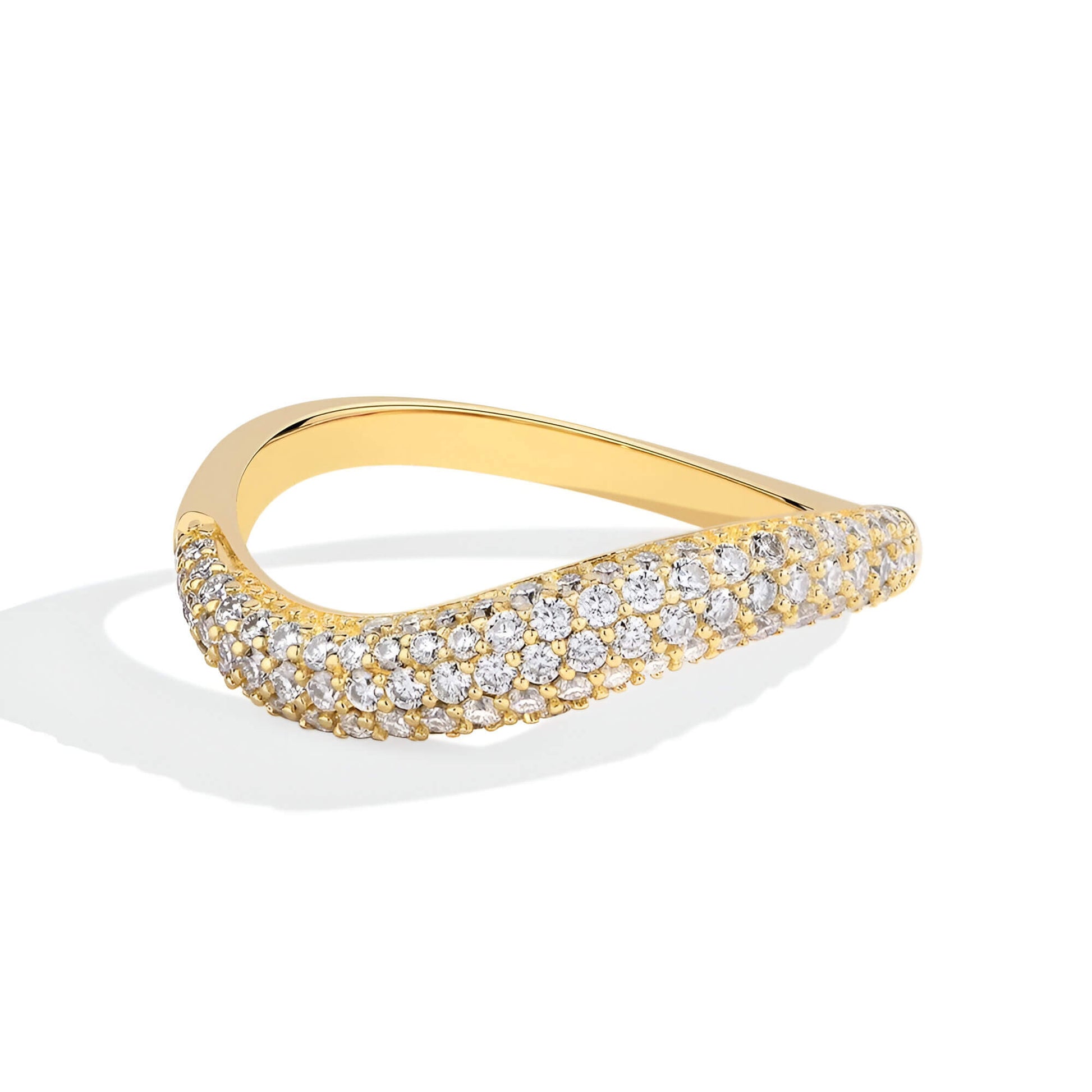 Alliance courbée en or jaune et diamants synthétiques vue de face.