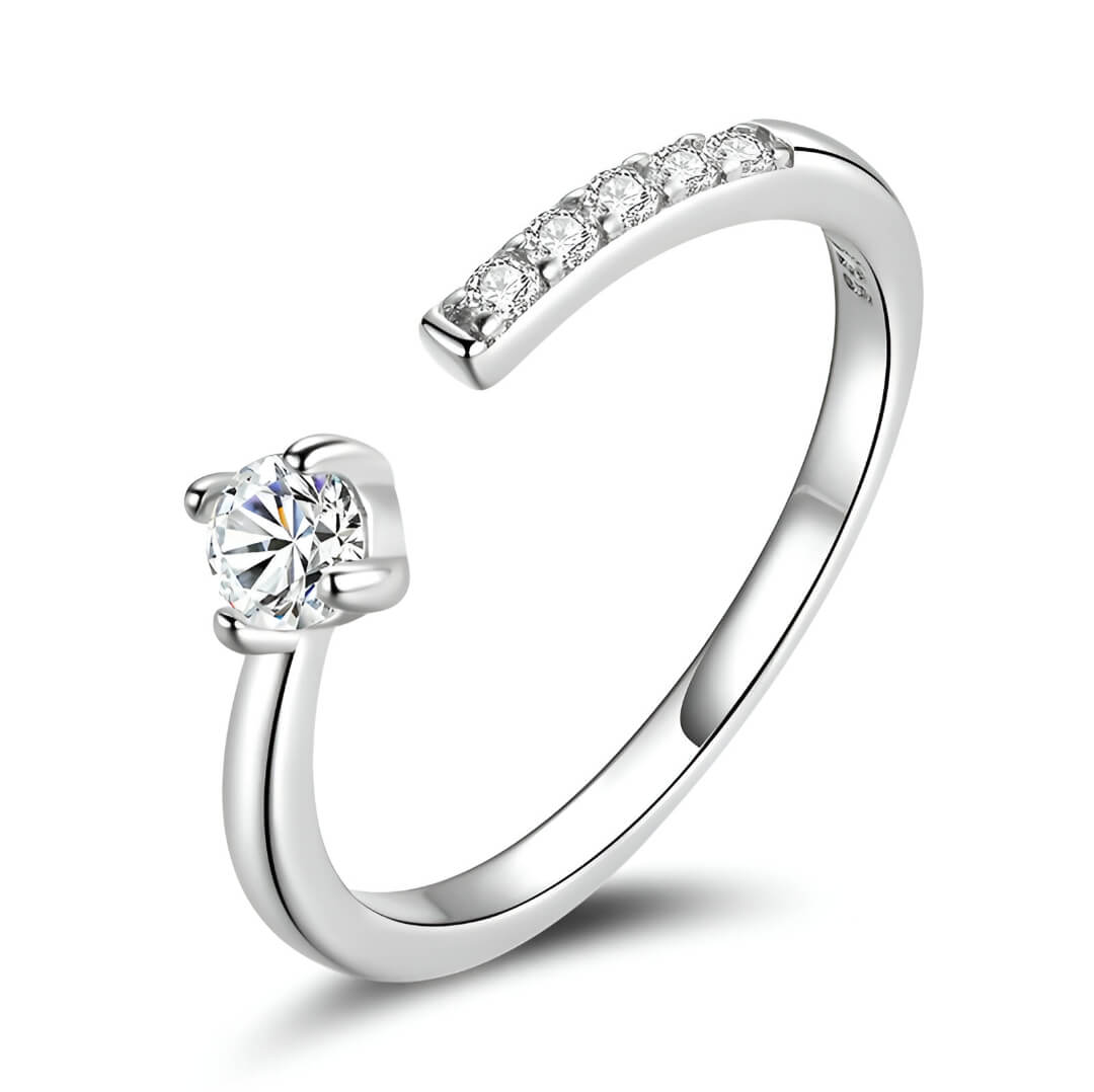 Alliance de mariage ouverte halomira en argent 925 plaqué or blanc délicat et diamants sur fond blanc.