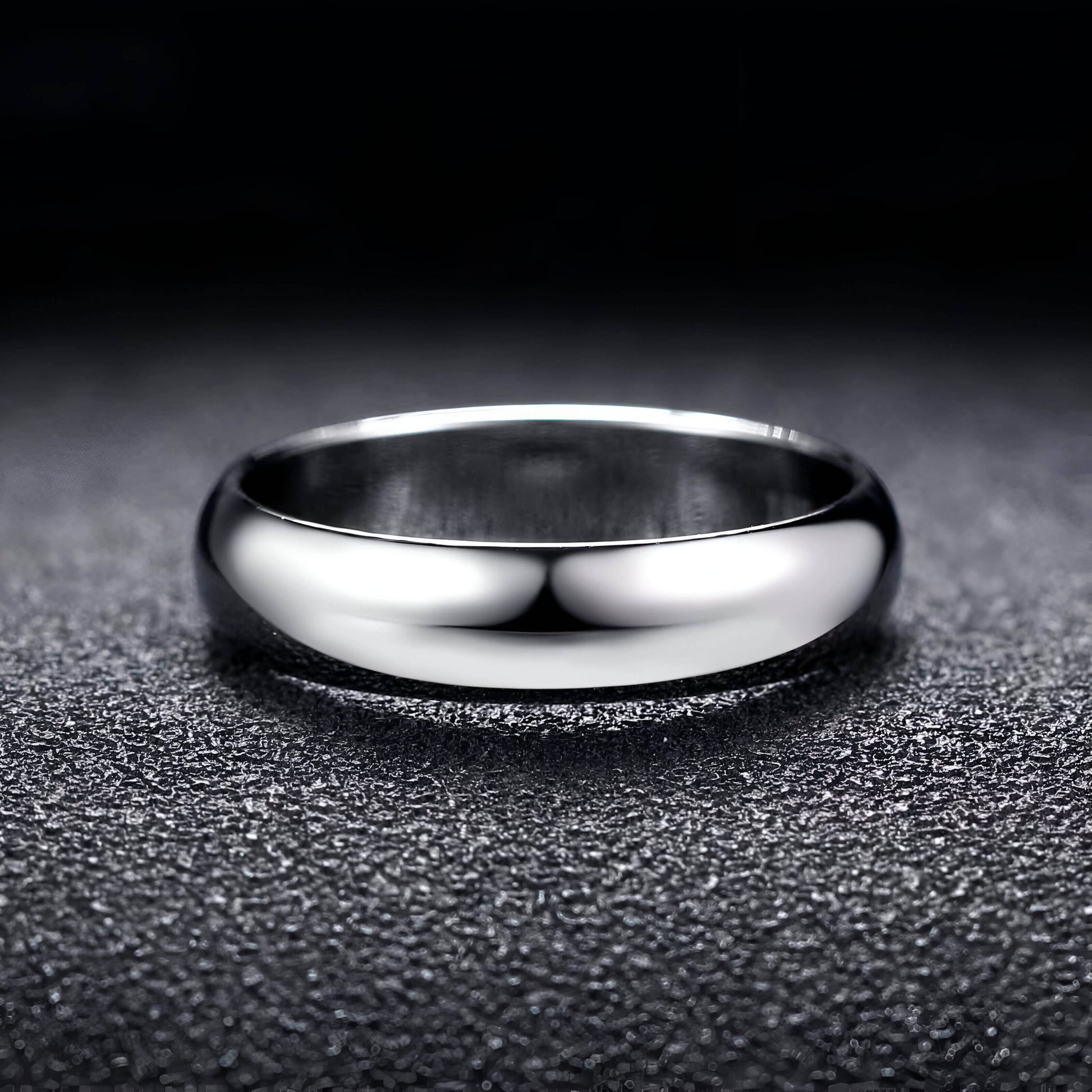 Alliance demi-jonc en argent 925 vue de face sur sol noir granulé.