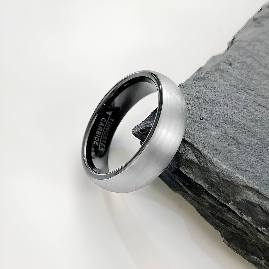 Alliance demi-jonc en tungstène blanc de 6 mm posée.