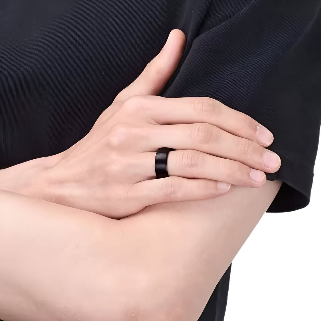 Alliance demi-jonc en tungstène noir portée au doigt d'un homme.