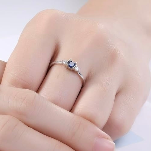 Alliance diamant zirconium argent 925 portée par doigt femme, bague en or blanc parfaite pour mariage ou fiançailles