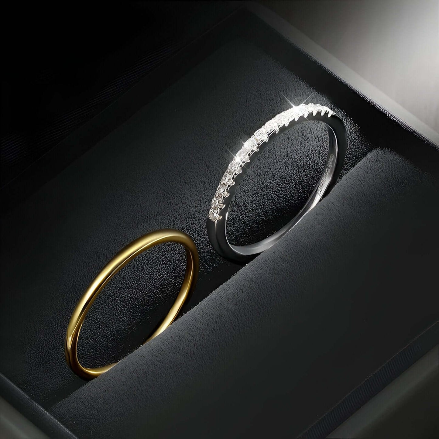 Alliance duo fine en or jaune et en or blanc sertie de diamants synthétiques dans son écrin.