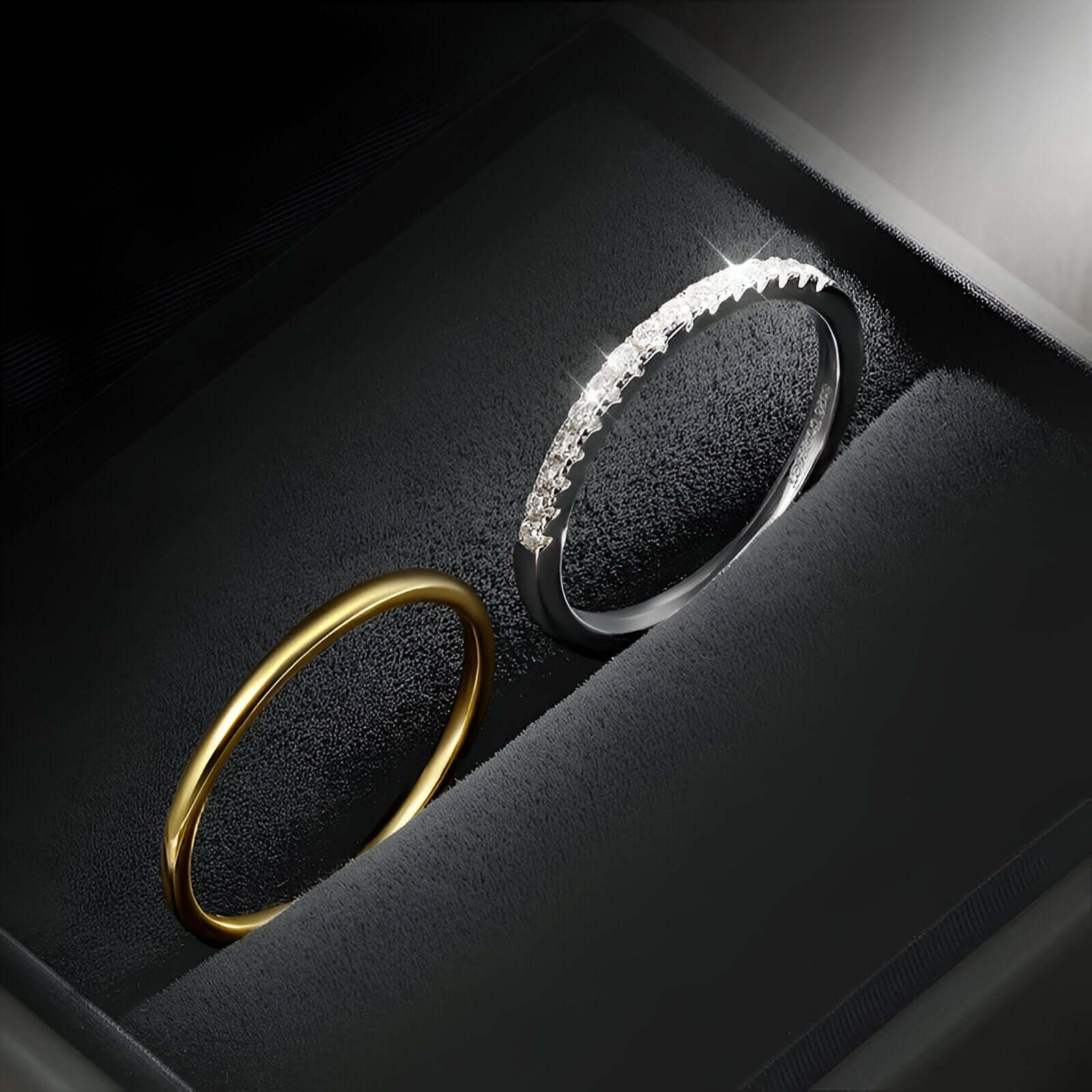 Alliance duo fine en or jaune et en or blanc sertie de diamants synthétiques dans son écrin.