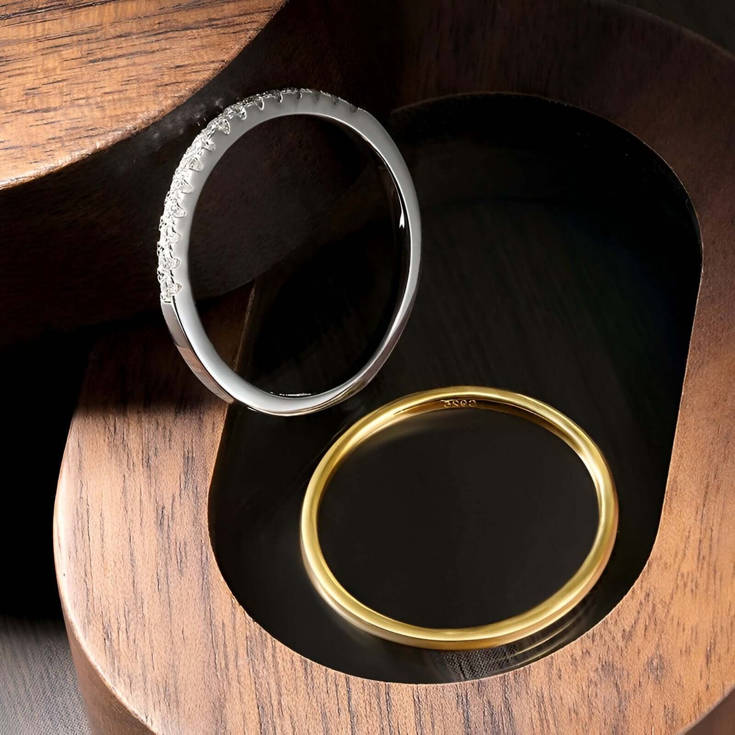 Alliance duo fine en or jaune et en or blanc sertie de diamants synthétiques vue de front.