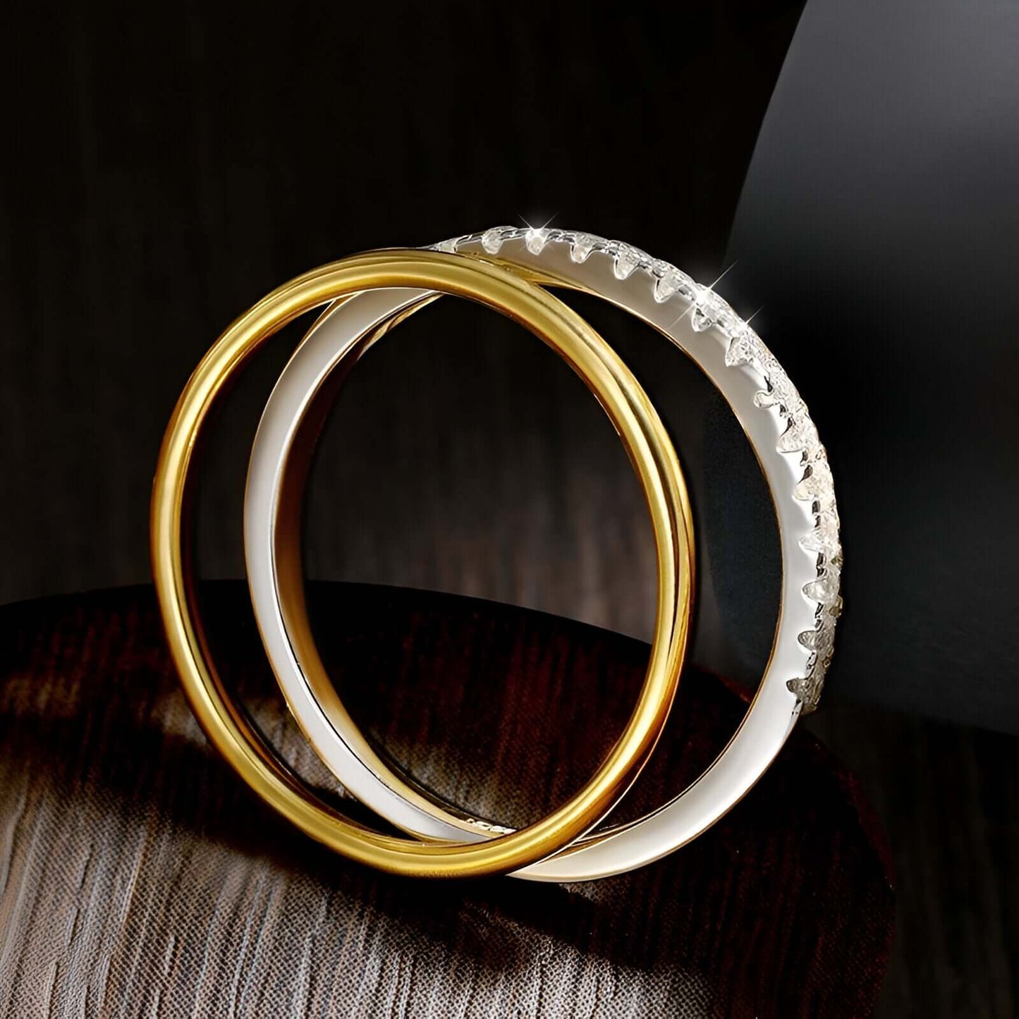 Alliance duo fine en or jaune et en or blanc sertie de diamants synthétiques vue latérale.