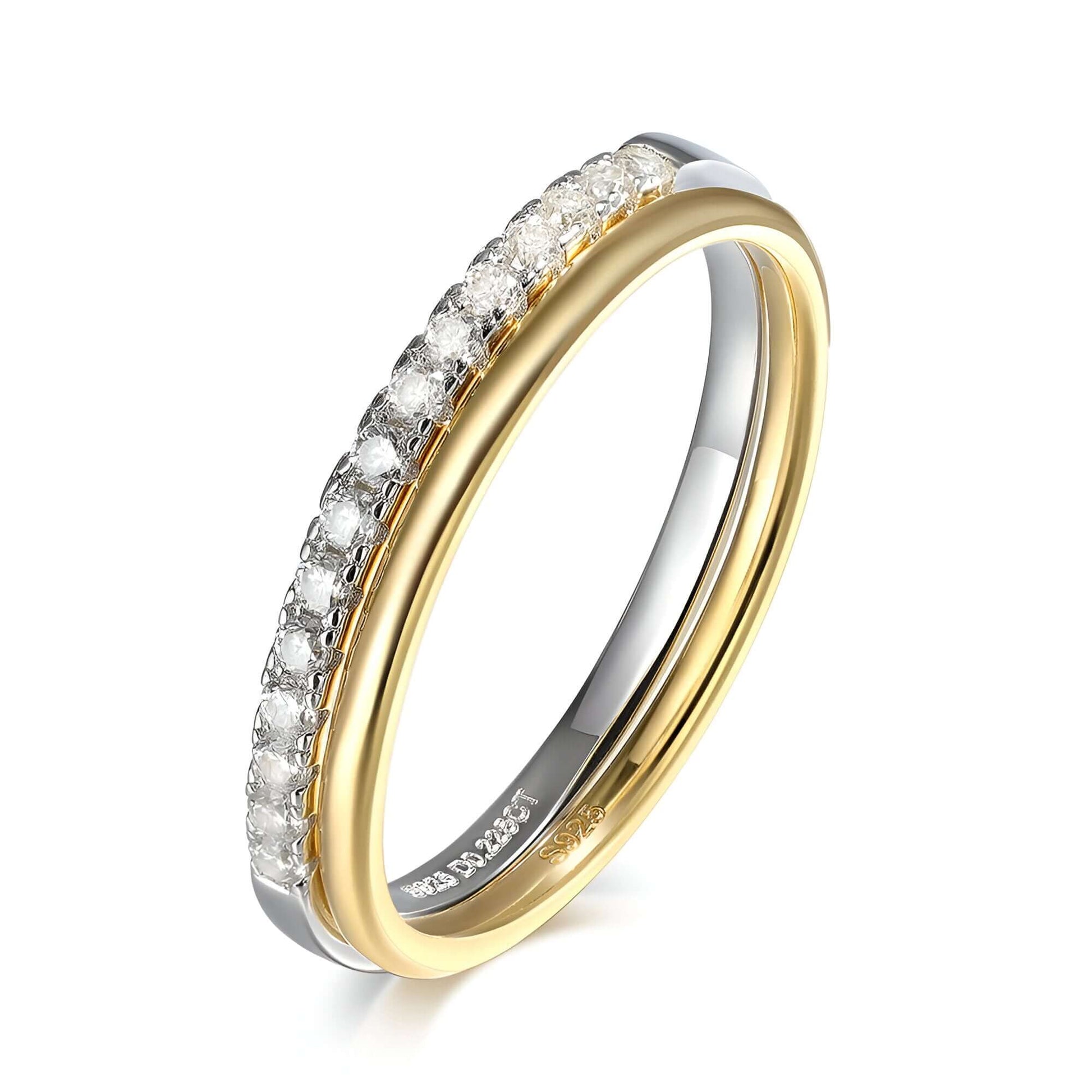 Alliance duo fine en or jaune et en or blanc sertie de diamants synthétiques sur fond blanc.