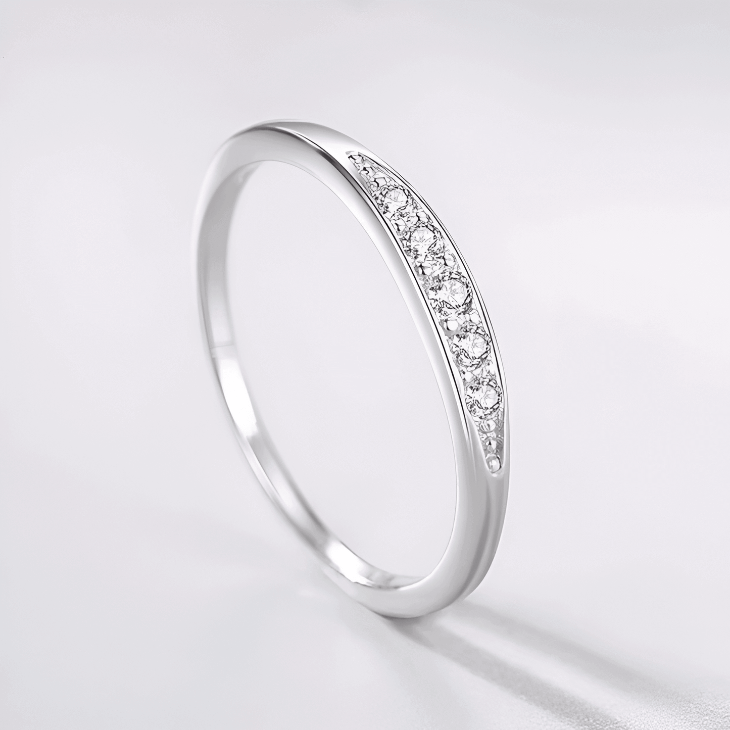 Alliance en or blanc et diamants naturels debout.