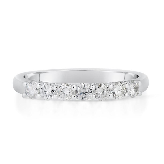 Gros plan alliance en or blanc et moissanite, vue de profil sur fond clair