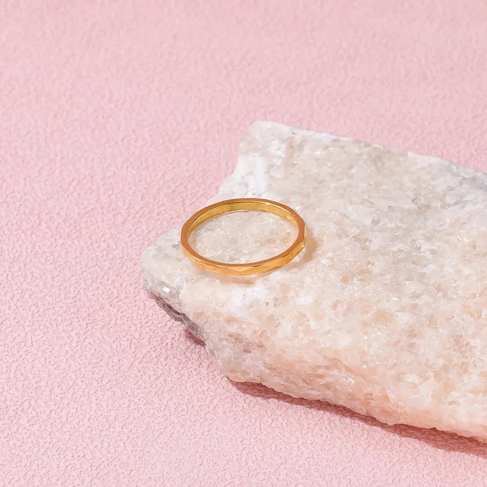 Alliance en or délicate sur fond rose - bijou raffiné en acier inoxydable plaqué or 14K