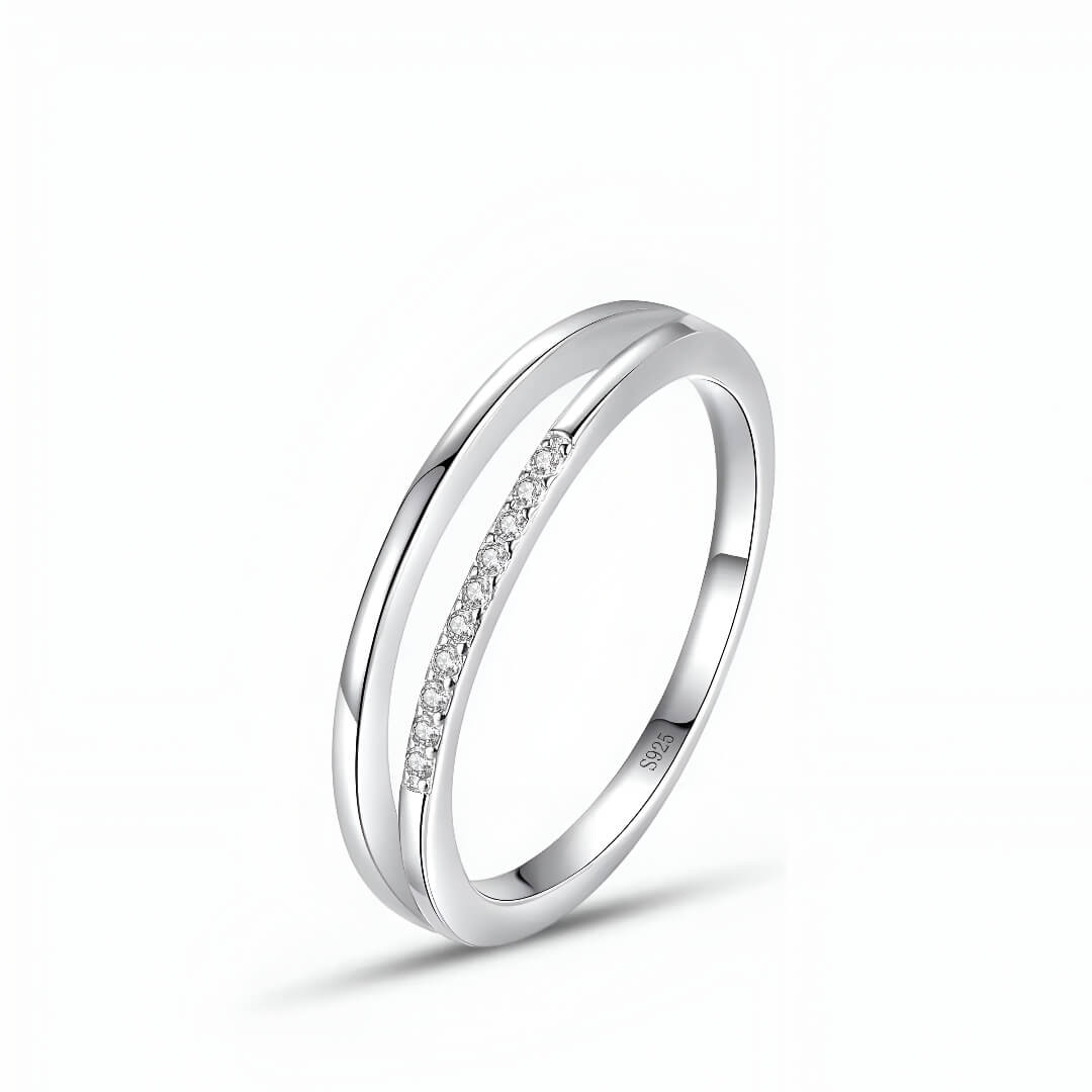 Alliance entaille fine Novae en argent 925 plaqué or blanc discret et diamants sur fond blanc.