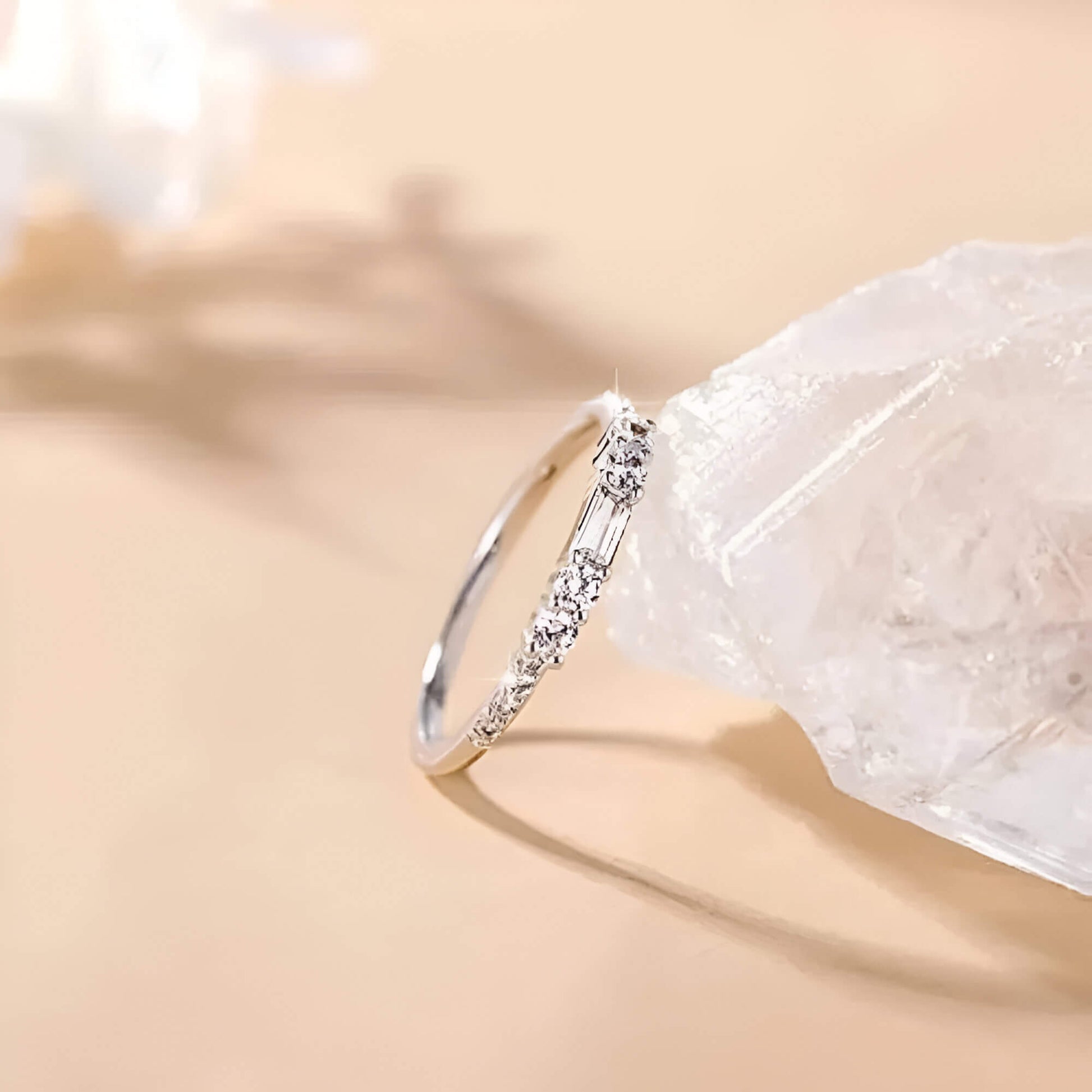 Alliance en or blanc et oxyde de zirconium posée sur une pierre zirconium naturelle.