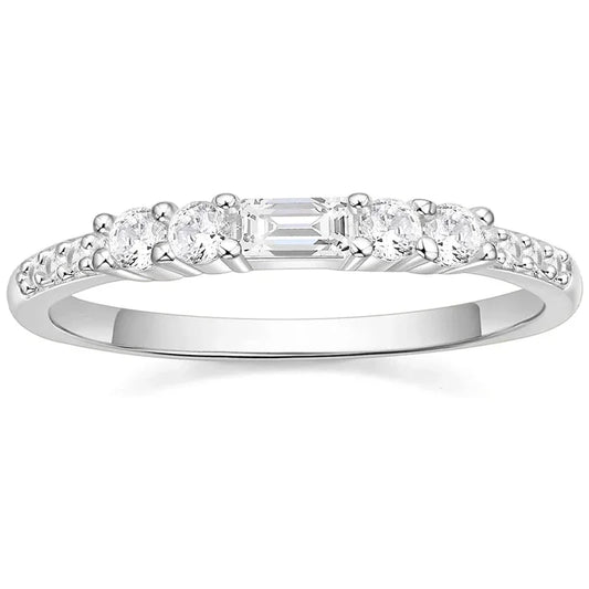 Alliance en or blanc et oxyde de zirconium sur fond blanc.