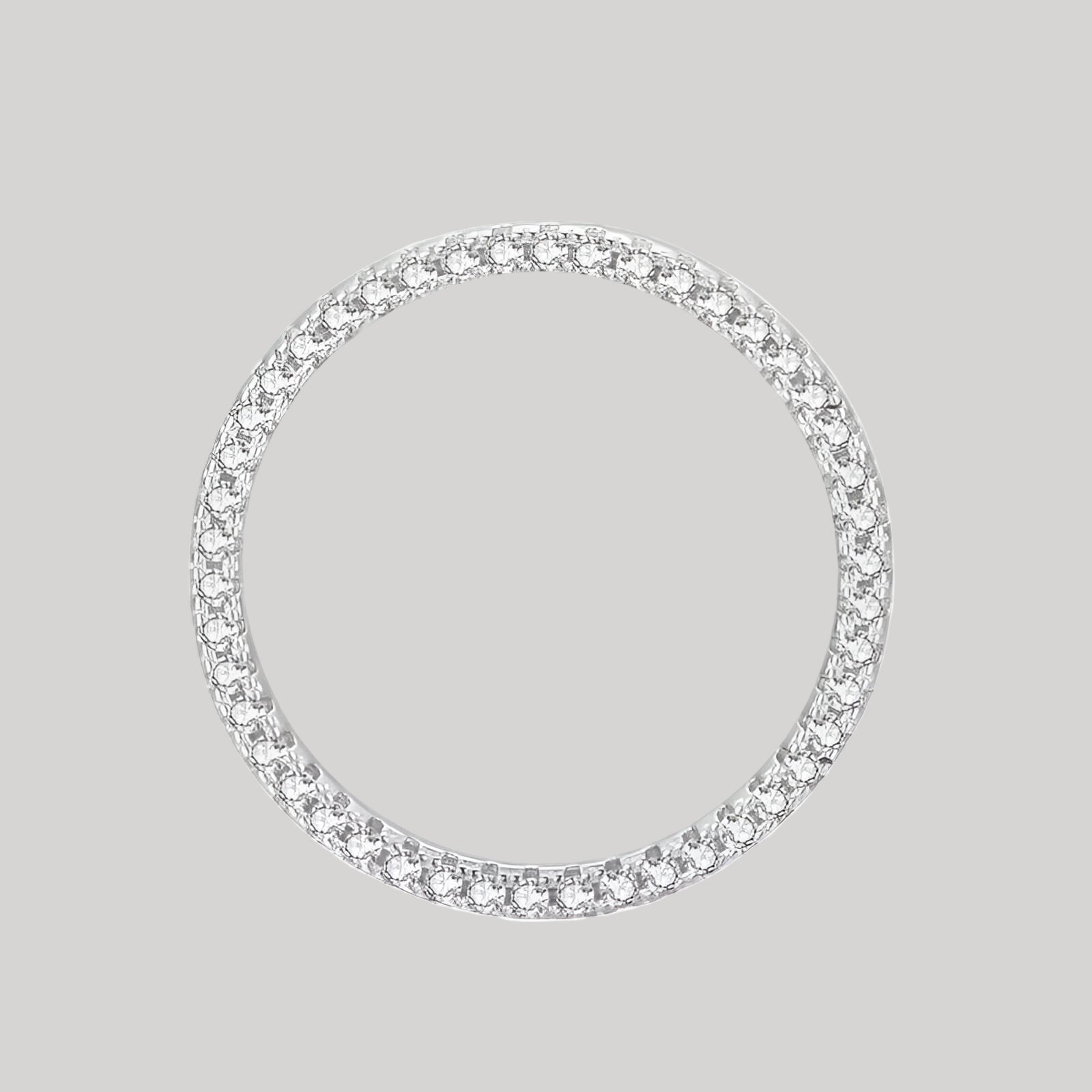 Alliance éternité en or blanc et rhodiée sertie de diamants naturels vue du dessus.