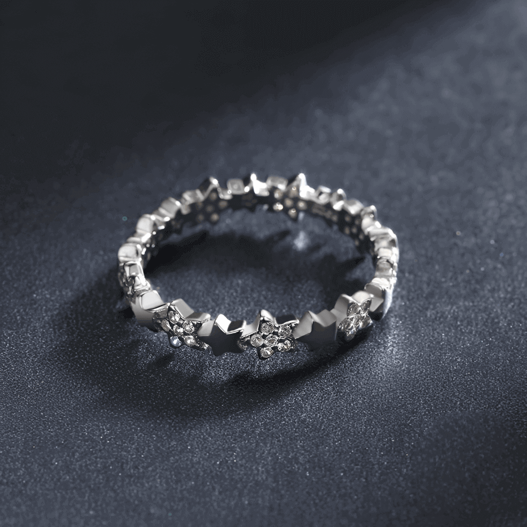 Alliance étoile en argent rhodié et or blanc sertie de diamants naturels vue de face.