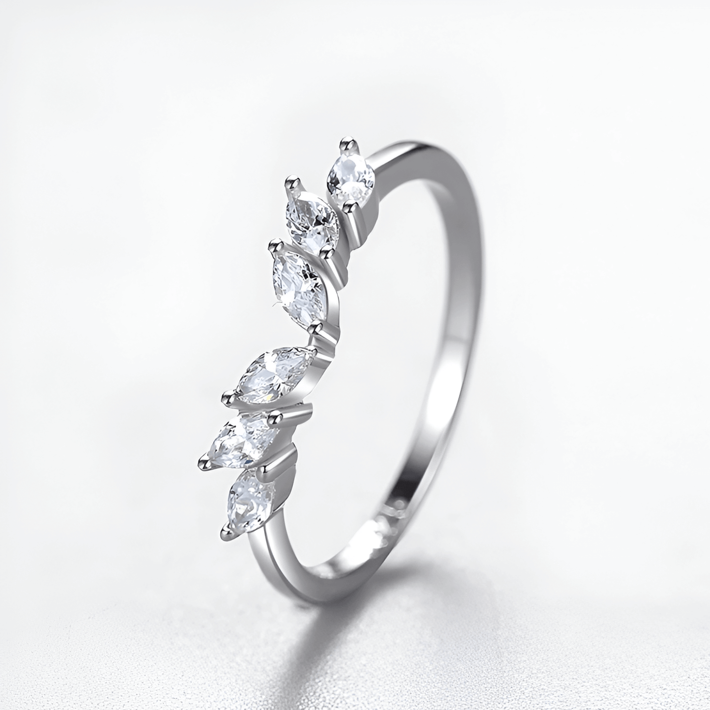 Alliance éventail en or blanc et diamants naturels debout.