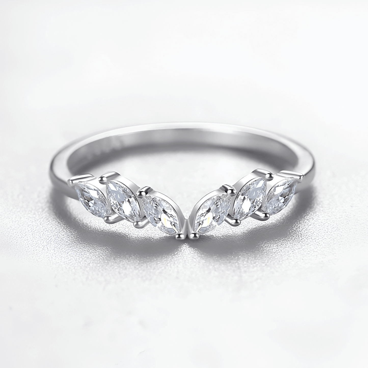 Alliance éventail en or blanc et diamants naturels vue de face.