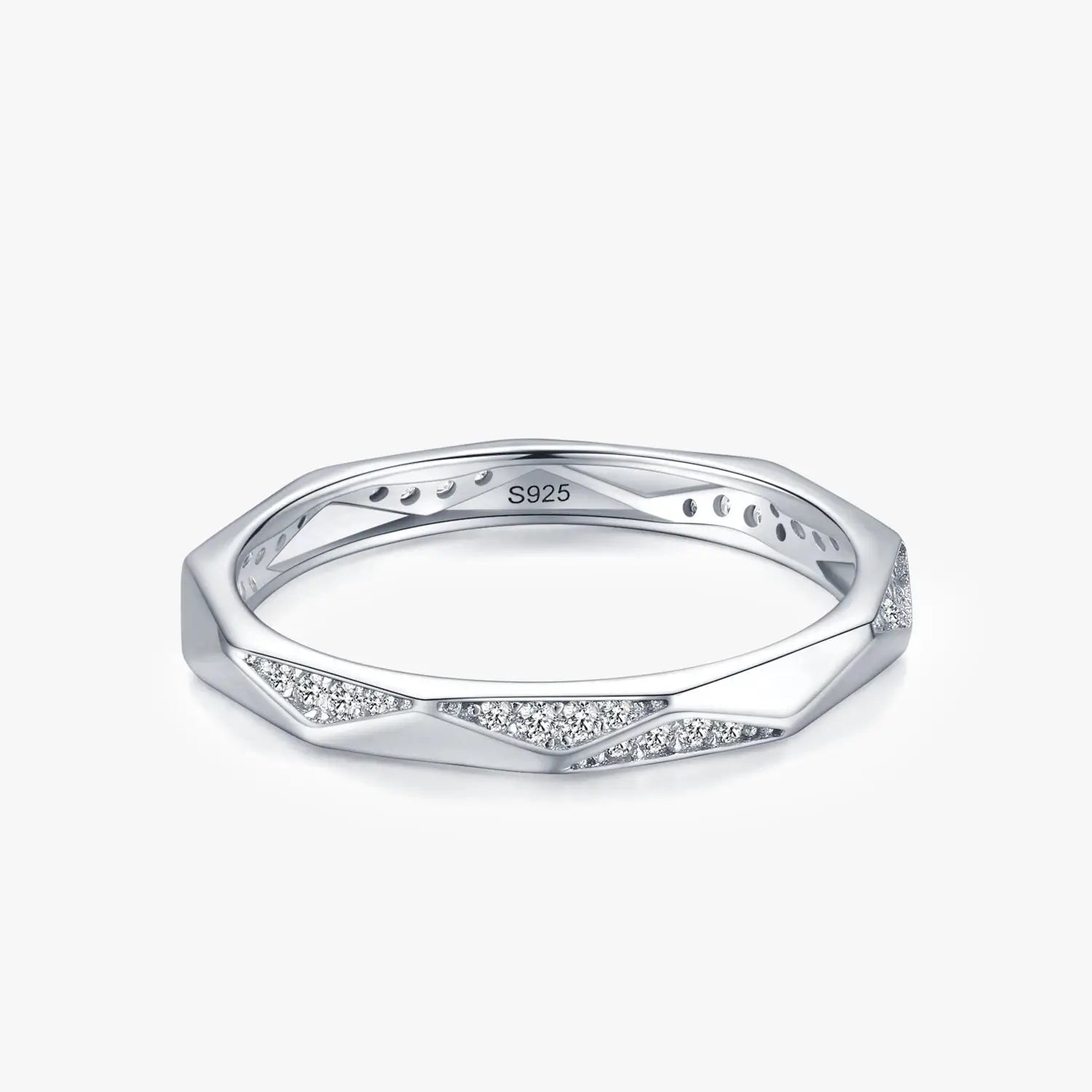 Alliance facettée en or blanc et diamants naturels sur fond blanc.