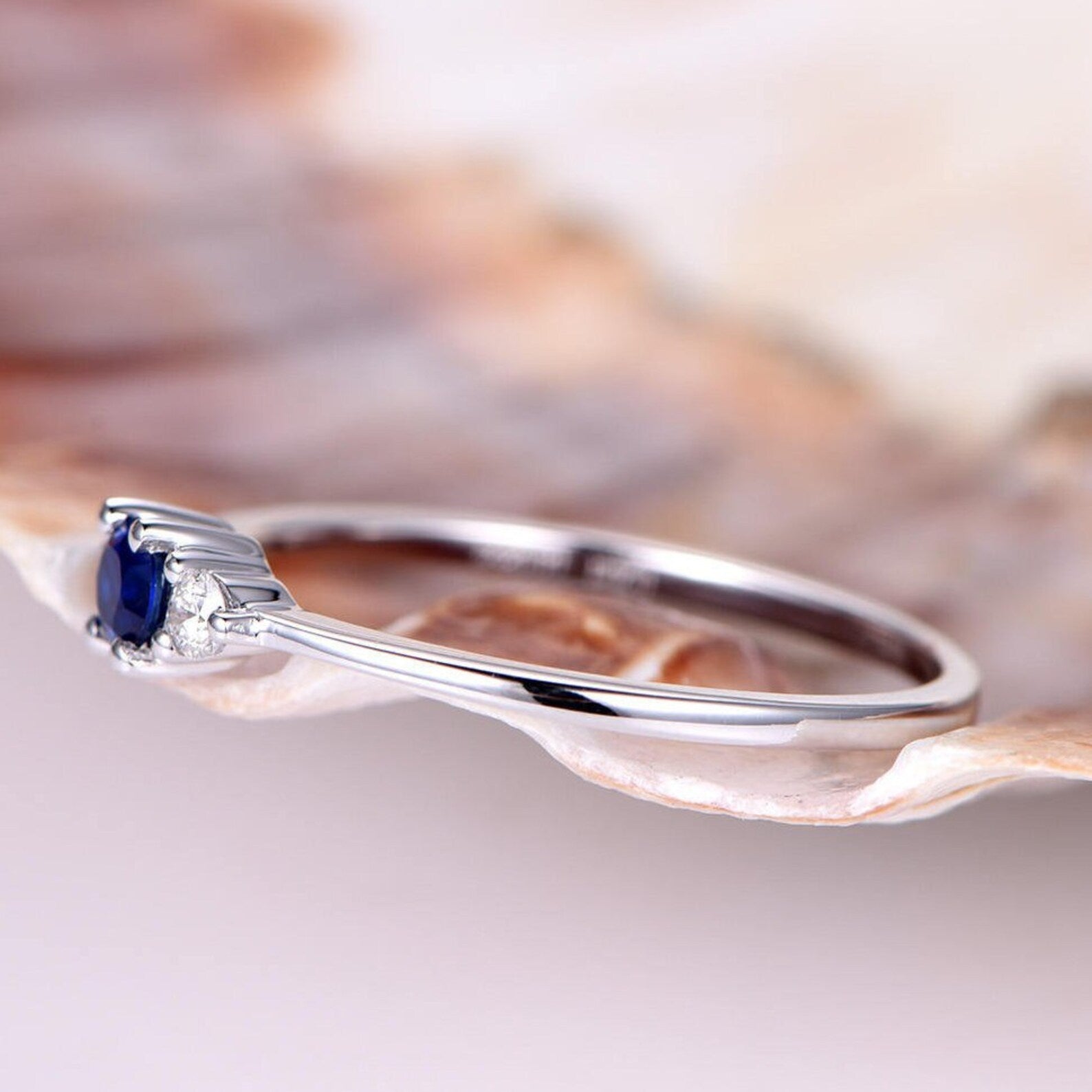 Alliance fine en or blanc et diamants naturels vue de côté.