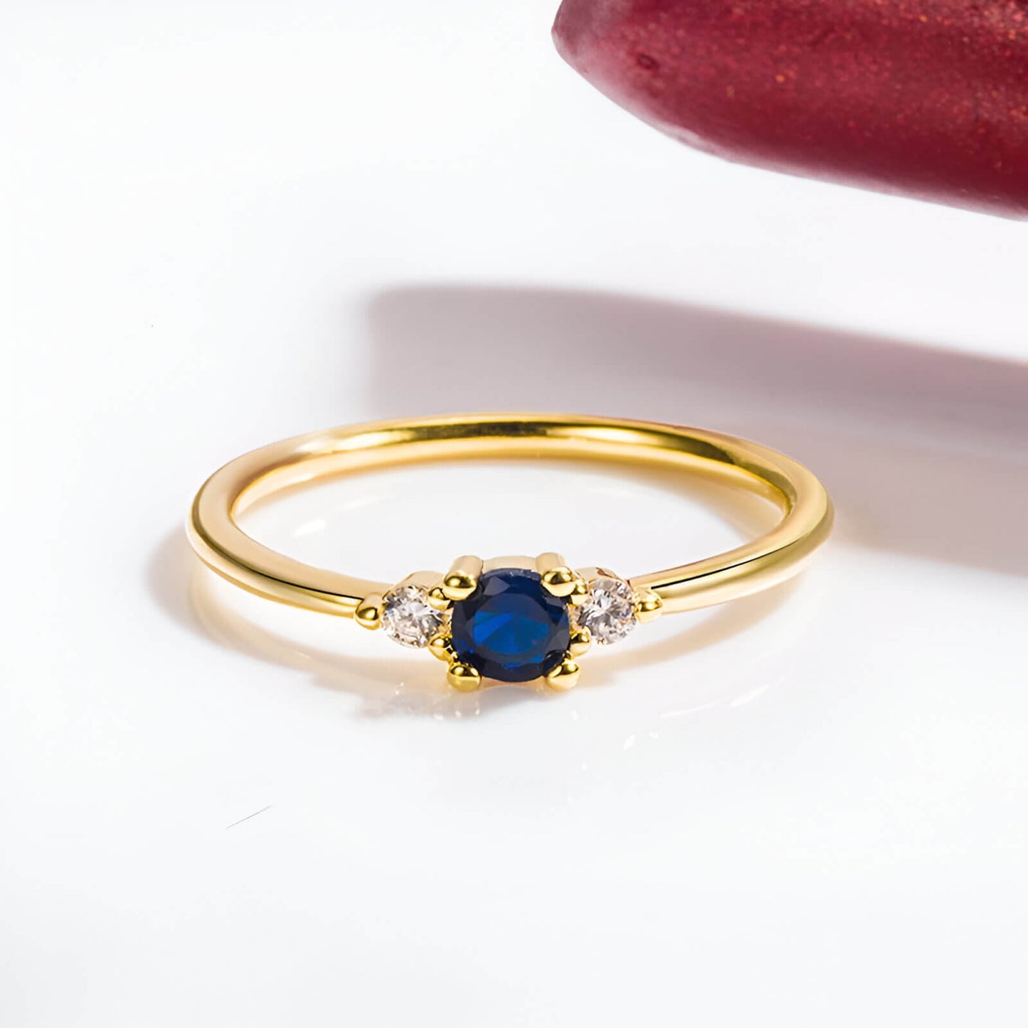 Alliance fine en or jaune et diamants naturels vue de face