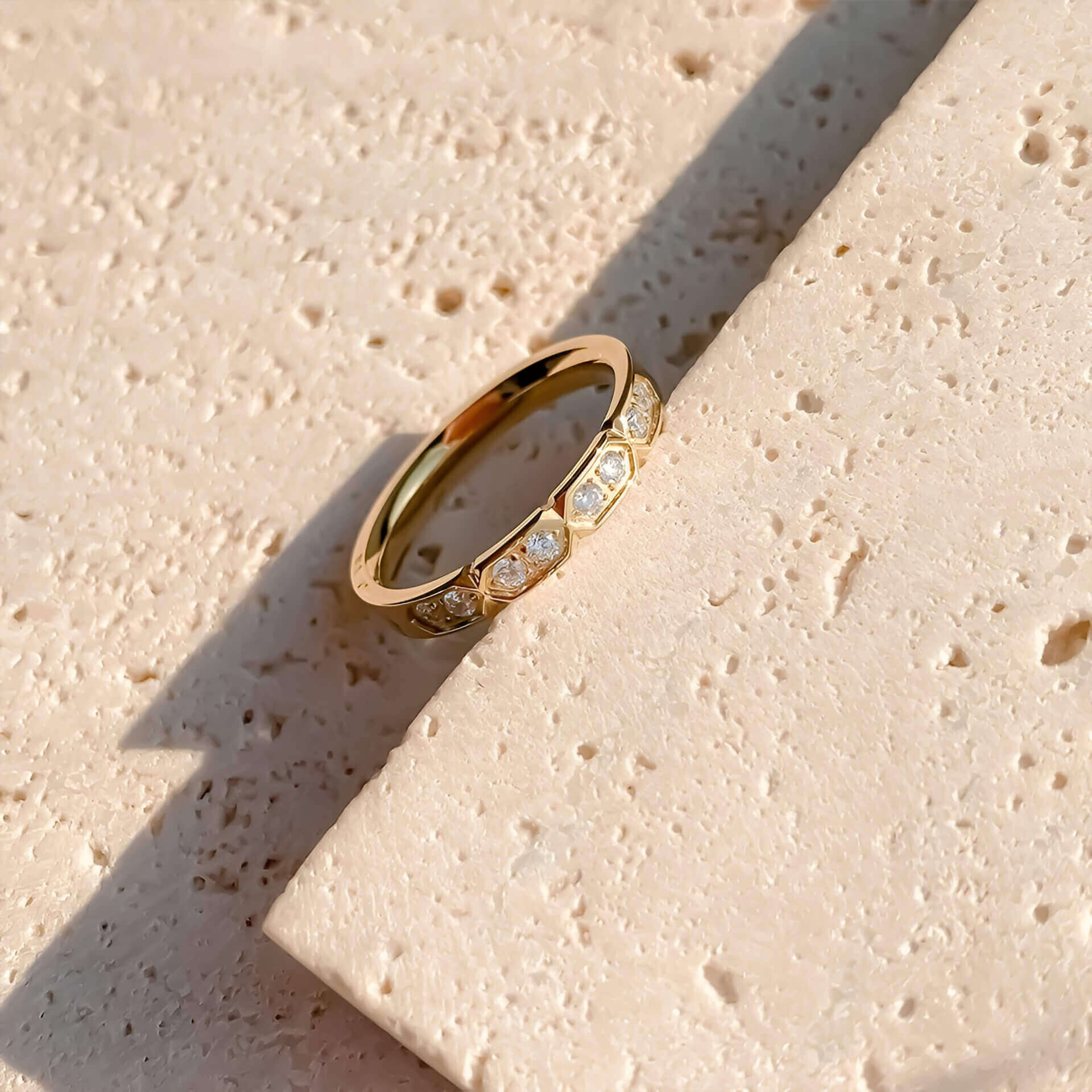 Alliance gravée alvéolée en acier inoxydable et or jaune sertie de cristaux vue du dessus.