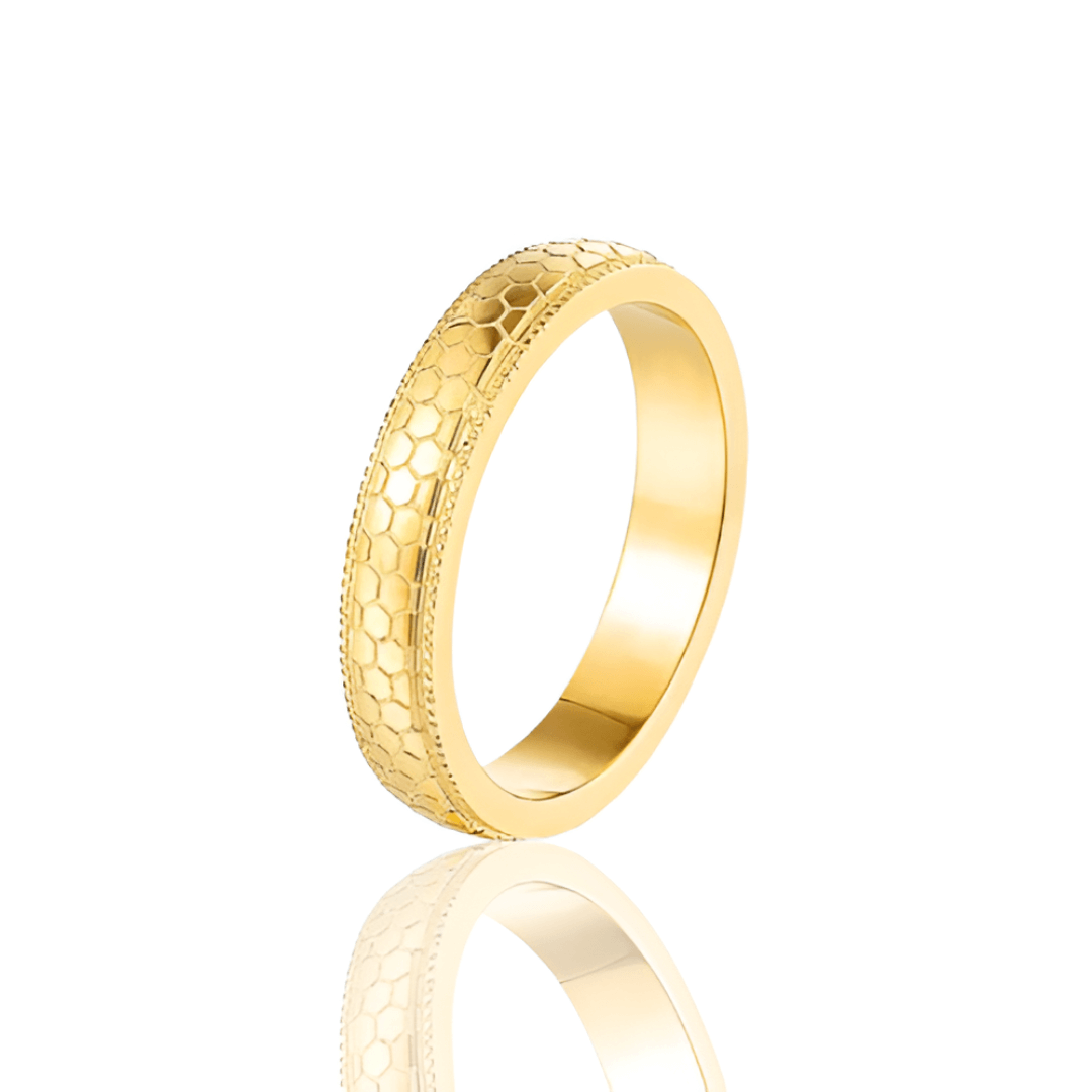 Alliance gravée en acier inoxydable et or jaune sur fond blanc.