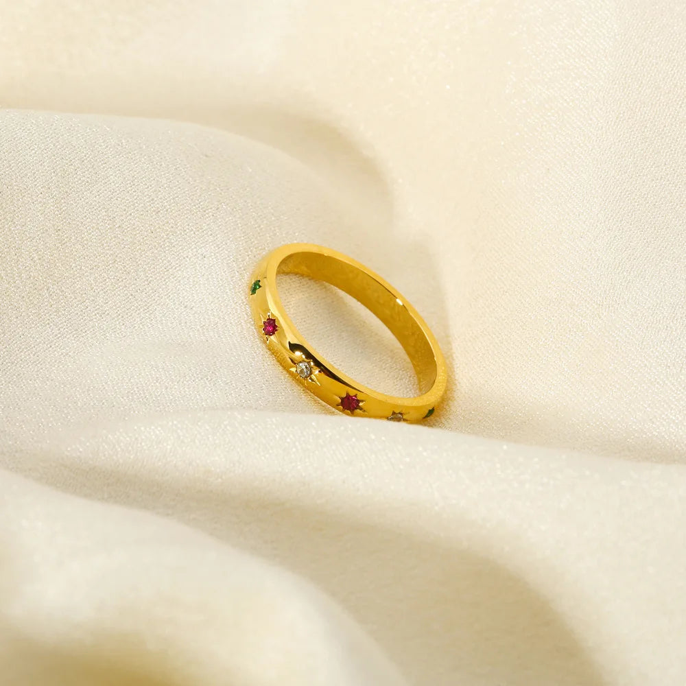 Alliance jonc soleil en acier doré sertie de diamants naturels à plat.