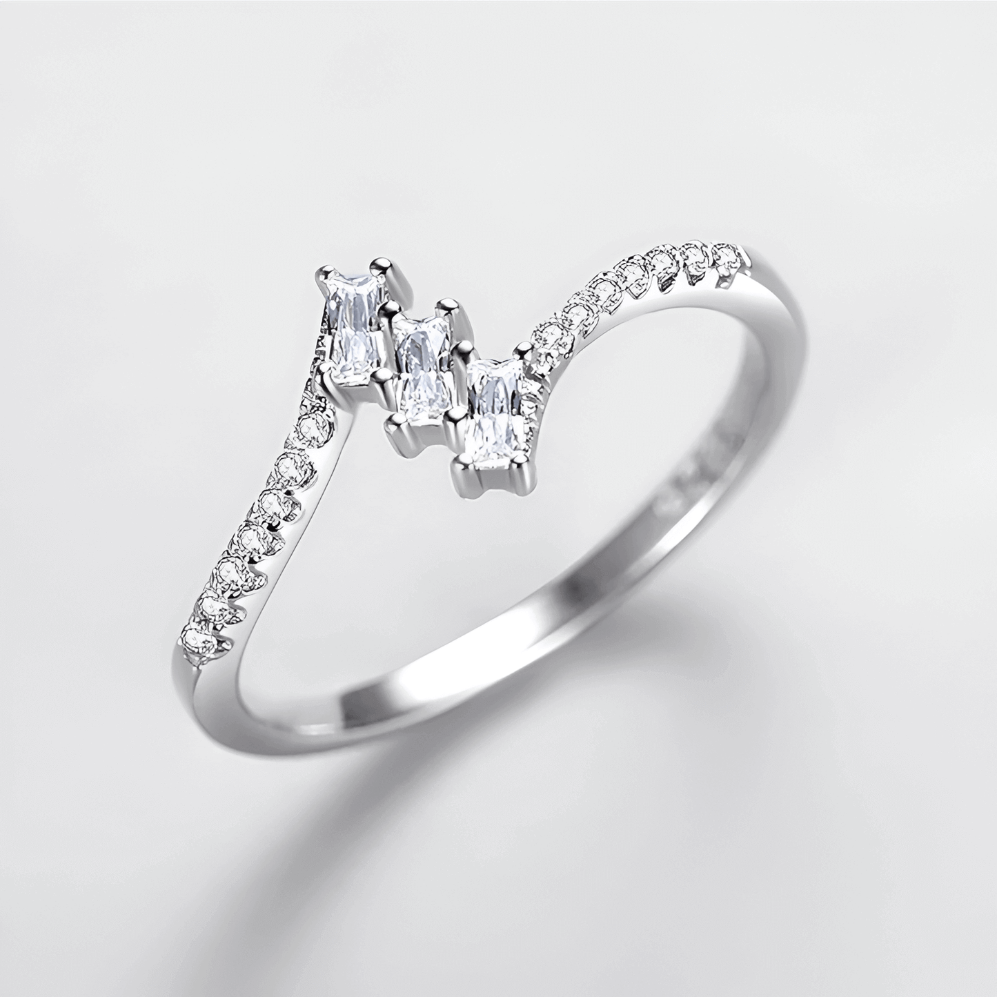 Vue de dessus de la bague Jonction en or blanc 14K et diamants zirconium éclatants. Alliance pour femme en argent 925 parfaite pour un mariage ou une union durable.