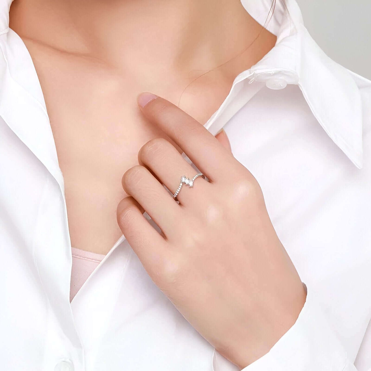 Alliance Jonction de Diamants zirconium en argent sterling 925 portée sur une main de femme. Bague plaquée en or blanc 14K pour un mariage ou un engagement long terme.