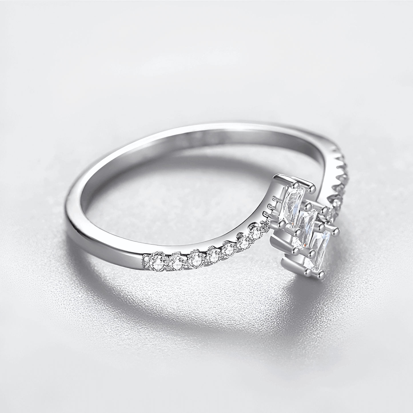 Alliance Jonction de Diamants zirconium brillants vue de 3/4. Bague en or blanc 14K et argent sterling 925 pour femme