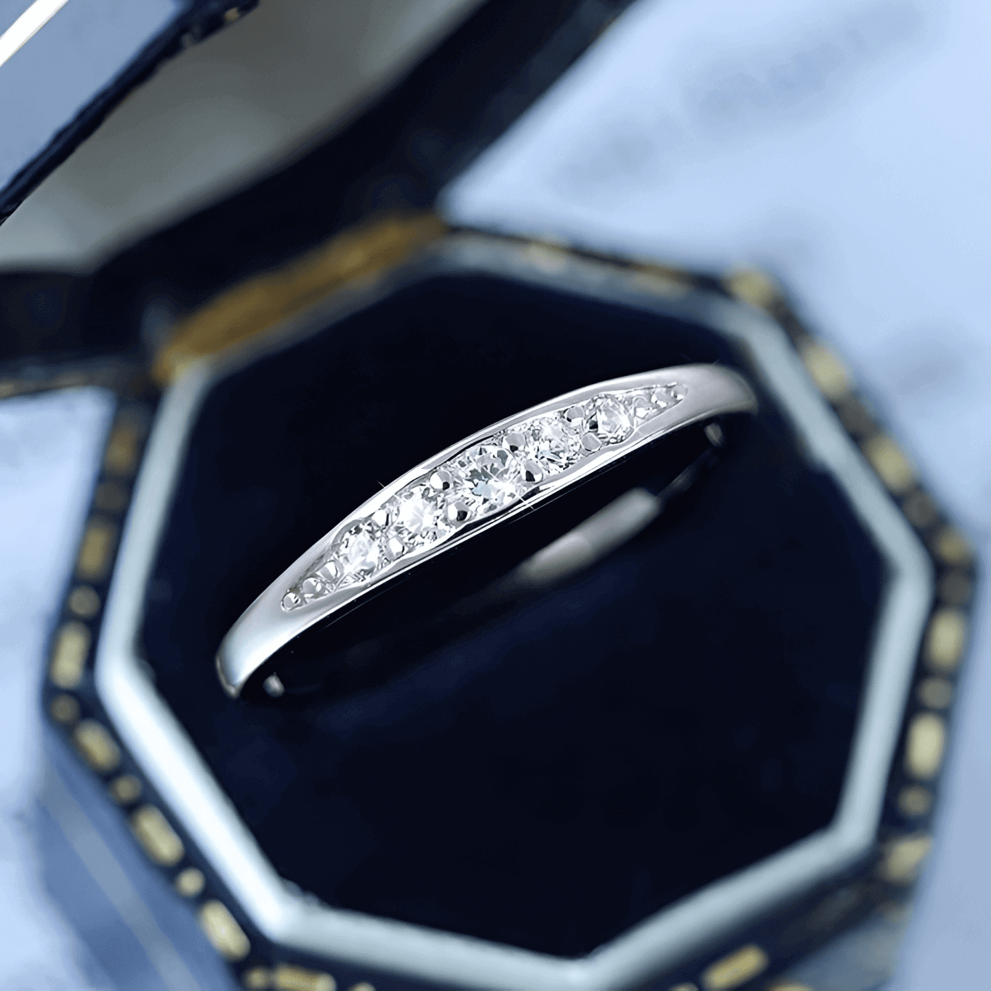 Vue de dessus de l’alliance Lignée de Diamants zirconium en argent 925 dans son écrin. Bague en or blanc 14K pour femme qui se marie.