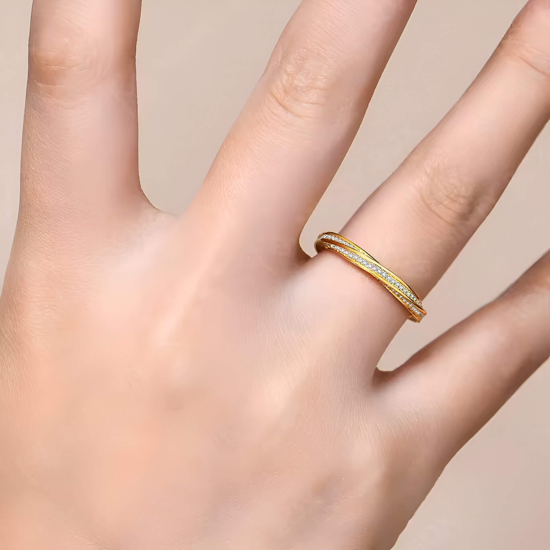 Alliance mobius en or jaune et diamant synthétique portée au doigt vue rapprochée.