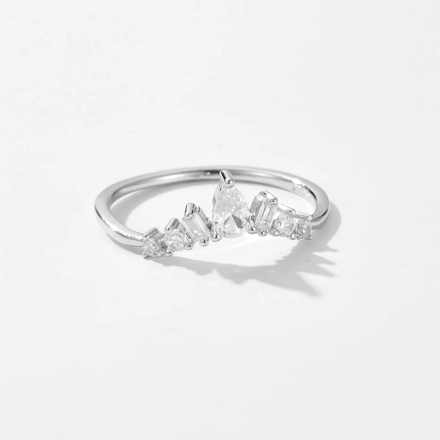 Alliance chevron de diamants variante or blanc vue de côté sur fond gris clair.