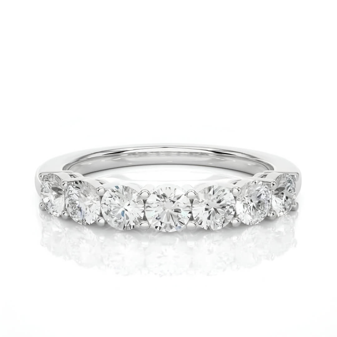 Alliance Sertie de Diamants Ronds variante or blanc à plat vue de face sur fond blanc.