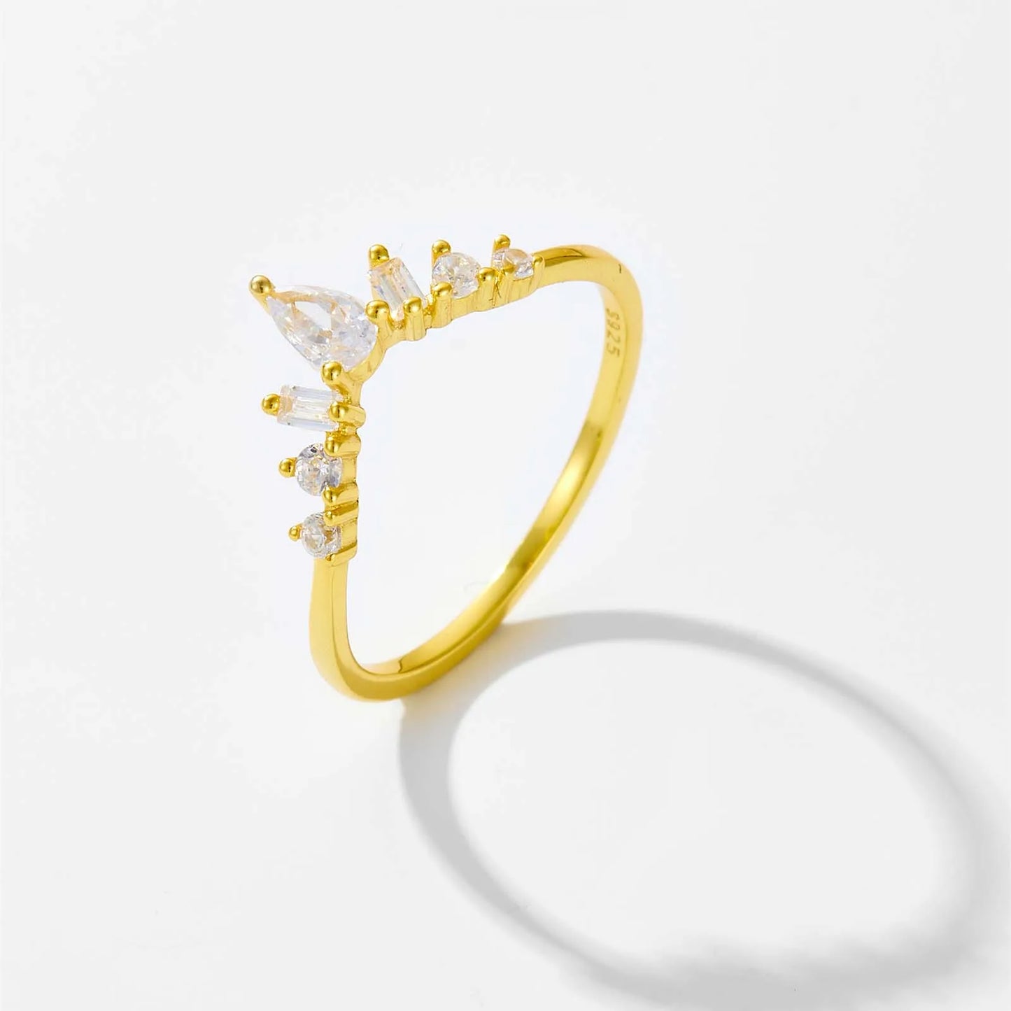 Alliance chevron de diamants variante or jaune debout sur fond gris clair.