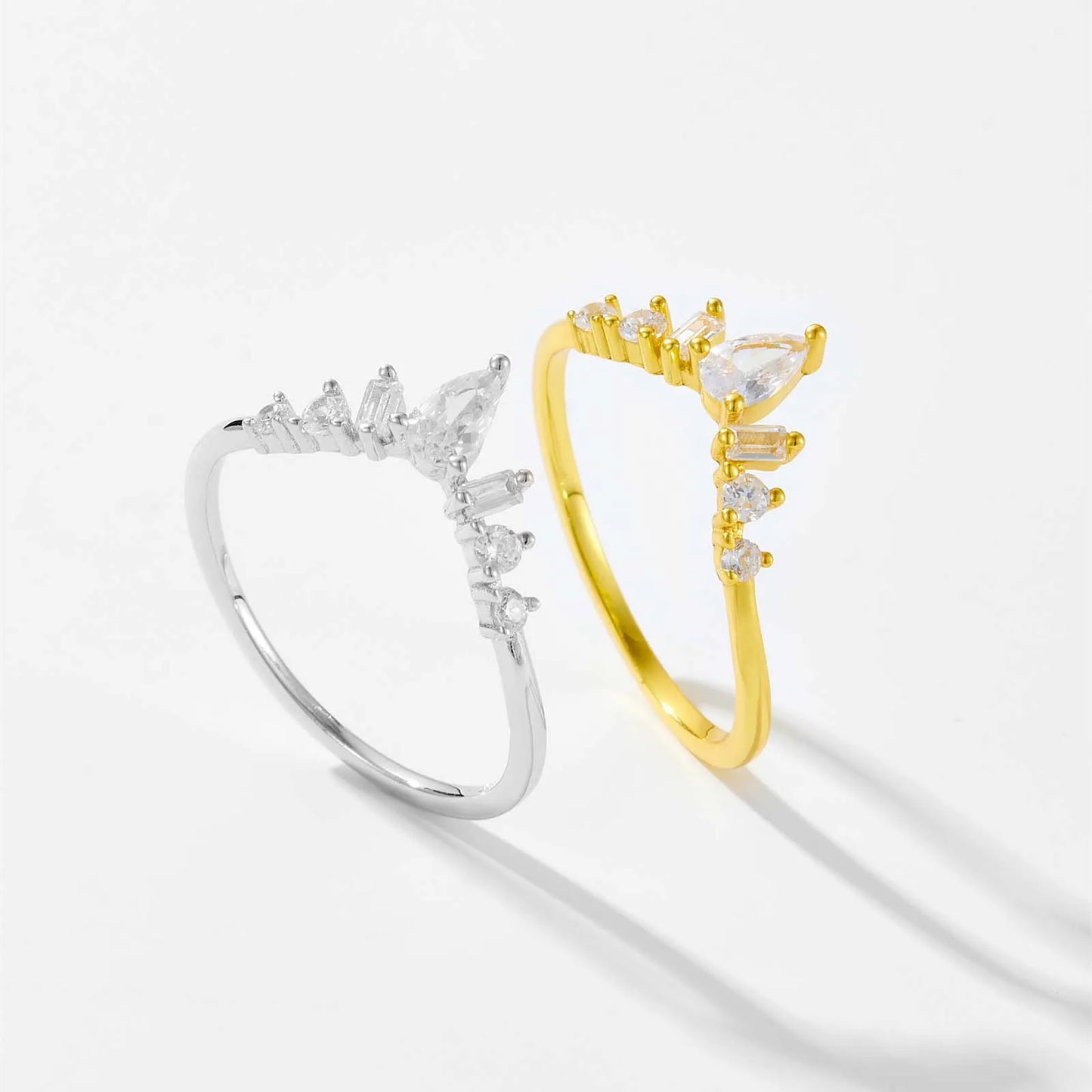 Alliance chevron de diamants variantes or jaune et or blanc debout sur fond gris clair.