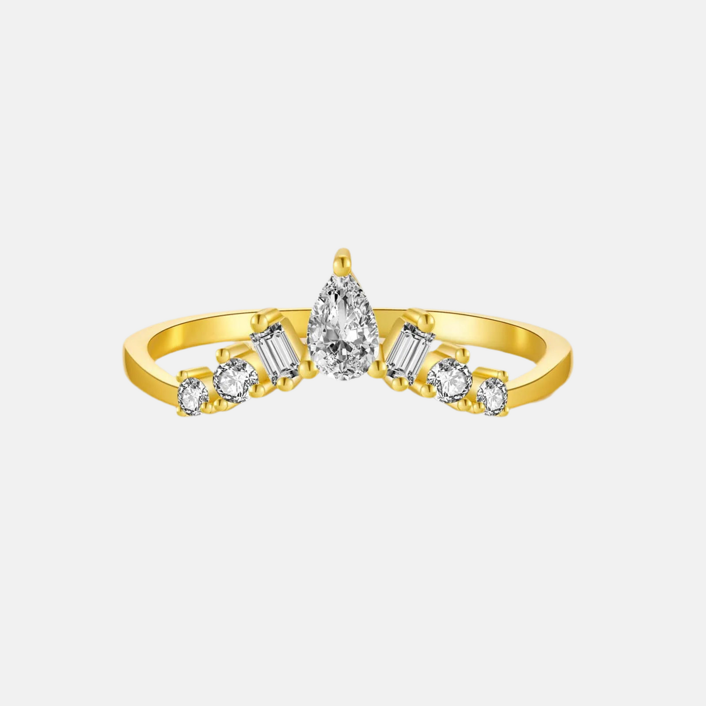 Alliance chevron de diamants variante or jaune vue de face sur fond gris clair.