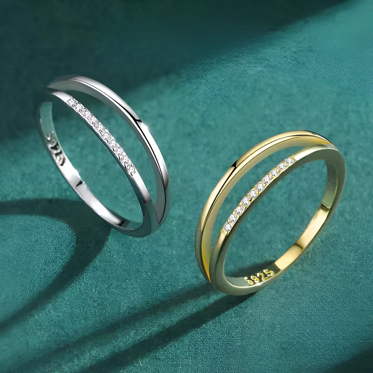 Alliance entaille simple sertie variantes or jaune et or blanc vue de front sur fond vert.